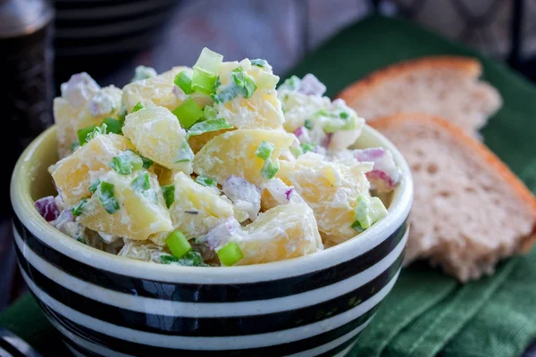 Традиционный салат с вареной картошкой с зеленым луком в миске, горизонтальный — стоковое фото