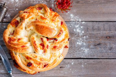 Pasta hamur mayaları gelen kurutulmuş domates ve mozzarella ile 