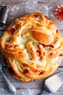 Kurutulmuş domates ve mozzarella peyniri, seçici odak ile pasta