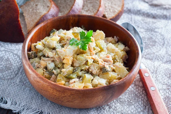 Ensalada rusa de invierno "Stolichny" en un tazón de madera, horizontal — Foto de Stock