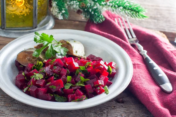 Салат из свеклы с петрушкой и маслом, выборочная фокусировка — стоковое фото