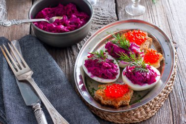 Pancar ve tuzlu balık, yatay ile yumurta dolması