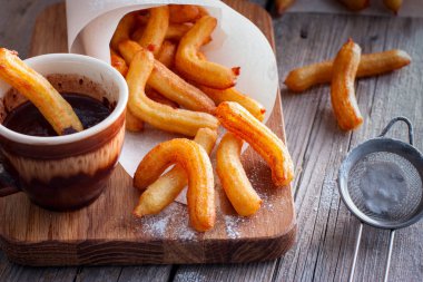 İspanyol tatlı: tatlıları ve masada sıcak çikolata yakın çekim. Yatay