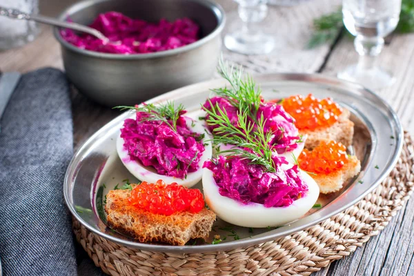 Pancar ve tuzlu balık, yatay ile yumurta dolması