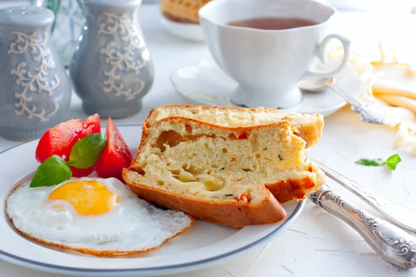 Kuchen mit getrockneten Tomaten und Mozzarella, horizontal — Stockfoto