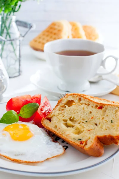 Café da manhã fresco com ovos mexidos, tomates frescos e pedaços de muffins fatiados com mussarela e tomates secos ao sol, foco seletivo — Fotografia de Stock