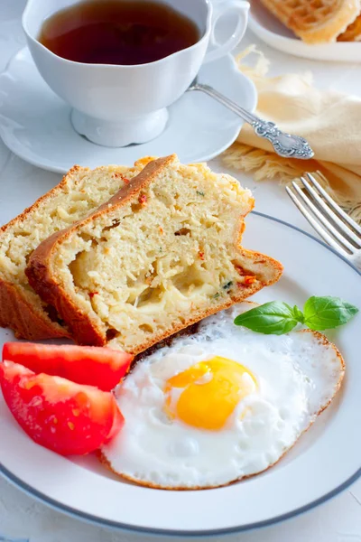 Café da manhã fresco com ovos mexidos, tomates frescos e pedaços de muffins fatiados com mussarela e tomates secos ao sol, foco seletivo — Fotografia de Stock