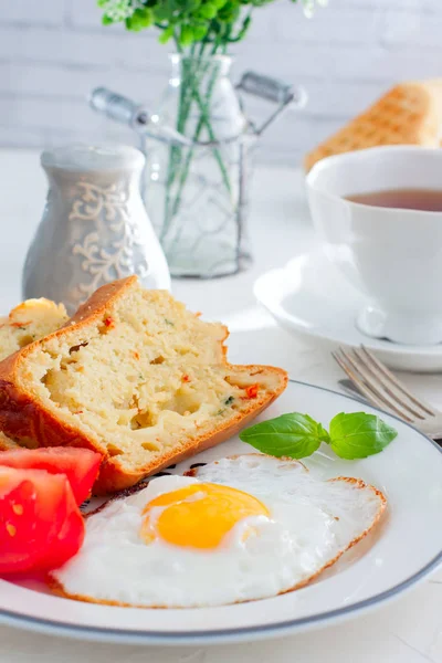 Desayuno fresco con huevos revueltos, tomates frescos y trozos de magdalenas en rodajas con mozzarella y tomates secados al sol, enfoque selectivo — Foto de Stock