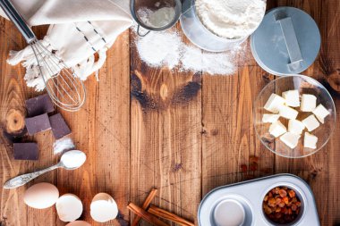 Fırın arka plan. Malzemeler hamur ve ahşap rustik ahşap Beyaz tahtada için yemek. Kopya alanı, tarifi veya mutfak sınıflar ile Üstten Görünüm.