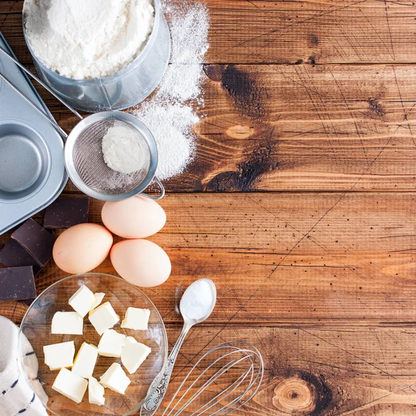 Antecedentes. Cozinhar ingredientes para massa e tábua de madeira em madeira rústica branca. Vista superior com espaço de cópia, receita ou aulas de culinária . — Fotografia de Stock