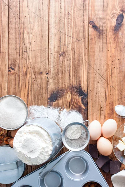 Antecedentes. Cozinhar ingredientes para massa e tábua de madeira em madeira rústica branca. Vista superior com espaço de cópia, receita ou aulas de culinária . — Fotografia de Stock