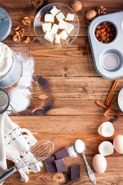 Antecedentes. Cozinhar ingredientes para massa e tábua de madeira em madeira rústica branca. Vista superior com espaço de cópia, receita ou aulas de culinária . — Fotografia de Stock