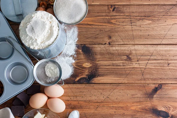 Antecedentes. Cozinhar ingredientes para massa e tábua de madeira em madeira rústica branca. Vista superior com espaço de cópia, receita ou aulas de culinária . — Fotografia de Stock