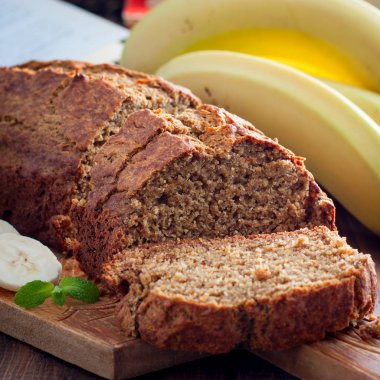 Muzlu Kek tam buğday unu ile ahşap bir gemide, seçici odak dilimlenmiş