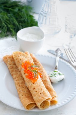 Geleneksel Rus krep kırmızı havyar, seçici odak ile