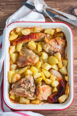 Sosis ve emaye formunda, üstten görünüm tavuk fırında patates