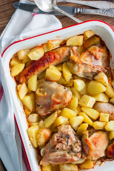 Patate al forno con salsicce e pollo a smalto, vista dall'alto — Foto Stock