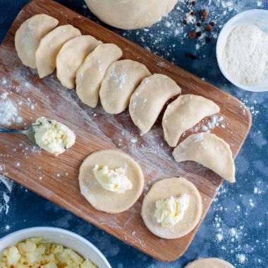 Hamur, peynir pişirme geleneksel köfte, en iyi görünüm için gelen doldurma