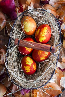 Paskalya yumurta yaprak metal sepet içinde bir desen ile boyalı, görünümü top