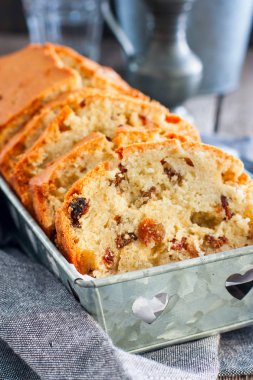 Bir metal stand ahşap bir masa üzerine üzümlü kek. Seçici odak