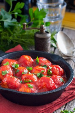 Bir dökme demir tavada seçici odak domates soslu köfte