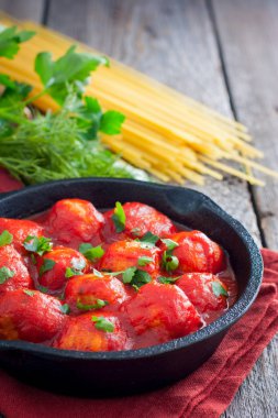 Bir dökme demir tavada seçici odak domates soslu köfte