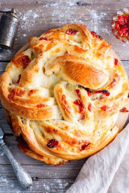 Kurutulmuş domates ve mozzarella peyniri, seçici odak ile pasta