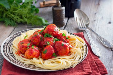 Köfte, domates soslu spagetti, yatay ile