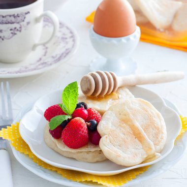 Krep, çilek, bal ve çay, kare ile ev yapımı Kahvaltı