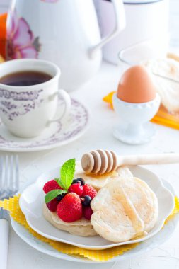 Vejetaryen (yağsız) Mantar krep çilek ve tatlım, seçici odak ile