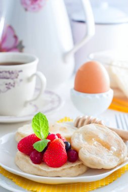Vejetaryen (yağsız) Mantar krep çilek ve tatlım, seçici odak ile