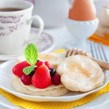 Krep, çilek, bal ve çay, kare ile ev yapımı Kahvaltı