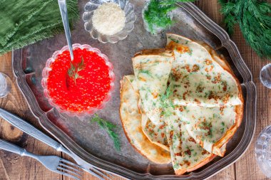 Peynirli krep dereotu kırmızı havyar, üstten görünüm ile metal bir tepsi ile