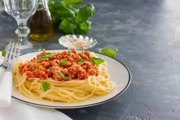 Espaguete com ragu de carne, molho de tomate, queijo em uma chapa branca, horizontal, espaço de cópia — Fotografia de Stock