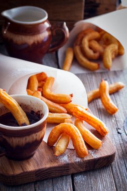 Churro - bir muhallebi vurucu, seçici odak gelen İspanyol tatlı