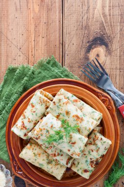 Frijit krep peynir ve ahşap bir tabloda, en iyi görünüm, dereotu ile alanı Kopyala