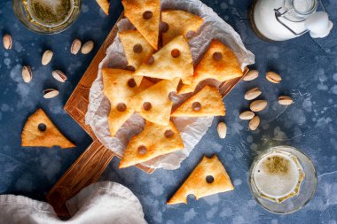 Evde Peynir kraker delikli peynir şeklinde