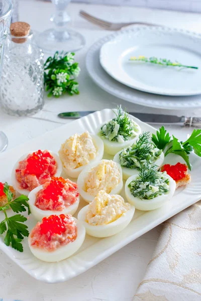 Telur isi - dengan ikan merah, keju, dan mentimun hijau pada piring putih, fokus selektif — Stok Foto