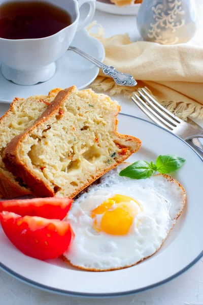 Desayuno fresco con huevos revueltos, tomates frescos y trozos de magdalenas en rodajas con mozzarella y tomates secados al sol, enfoque selectivo — Foto de Stock