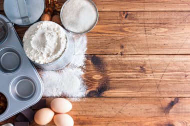 Fırın arka plan. Malzemeler hamur ve ahşap rustik ahşap Beyaz tahtada için yemek. Kopya alanı, tarifi veya mutfak sınıflar ile Üstten Görünüm.