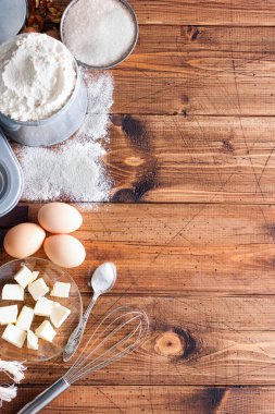 Fırın arka plan. Malzemeler hamur ve ahşap rustik ahşap Beyaz tahtada için yemek. Kopya alanı, tarifi veya mutfak sınıflar ile Üstten Görünüm.