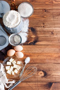 Fırın arka plan. Malzemeler hamur ve ahşap rustik ahşap Beyaz tahtada için yemek. Kopya alanı, tarifi veya mutfak sınıflar ile Üstten Görünüm.