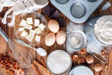 Ahşap bir masa üzerinde üstten görünüm kek yapmak için malzemeler