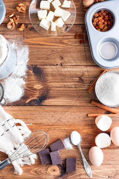 Antecedentes. Cozinhar ingredientes para massa e tábua de madeira em madeira rústica branca. Vista superior com espaço de cópia, receita ou aulas de culinária . — Fotografia de Stock