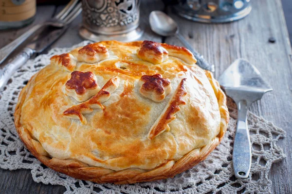 Pastel nacional festivo de pollo, panqueques, arroz, setas para la mesa de bodas (kurnik, kournik), estilo rústico ruso, horizontal — Foto de Stock