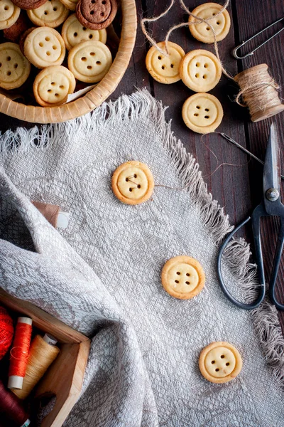 Домашние печенье в виде кнопок, имитация процесса шитья кнопок, вид сверху, избирательный фокус — стоковое фото