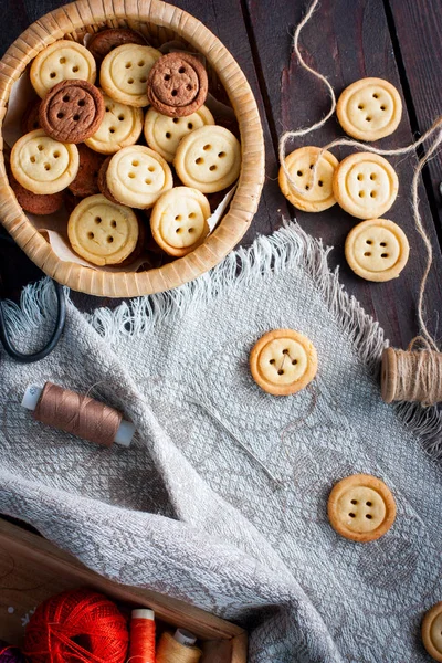 Домашние печенье в виде кнопок, имитация процесса шитья кнопок, вид сверху, избирательный фокус — стоковое фото