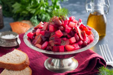 Salata fasulye ve mantarlı metal bir fincan, yatay