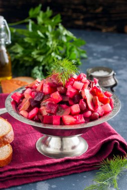 Salata fasulye ve mantar, geleneksel Rus salatası, seçici odak ile