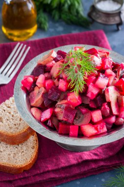 Salata fasulye ve mantar, geleneksel Rus salatası, seçici odak ile